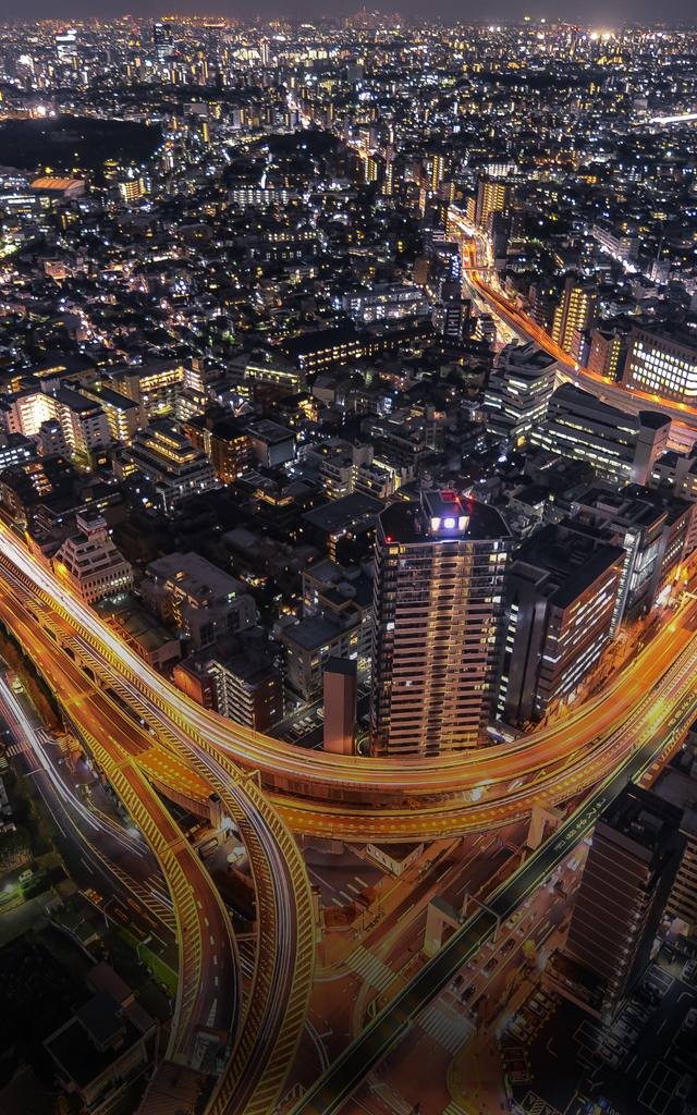 Vista aérea de uma cidade iluminada à noite